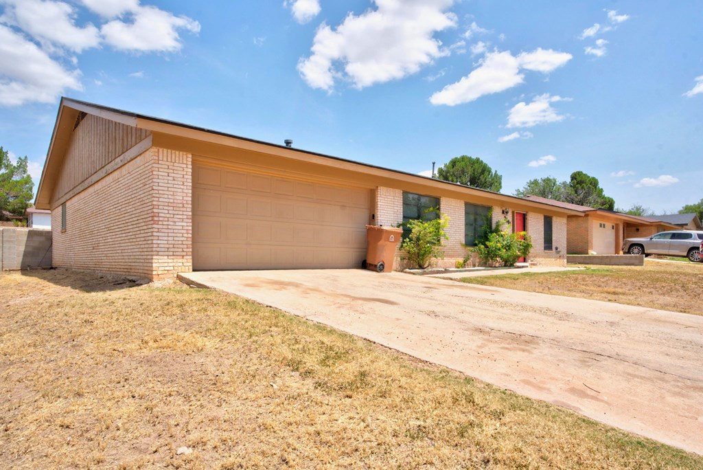 2501 Rebecca Dr Property Photo 3