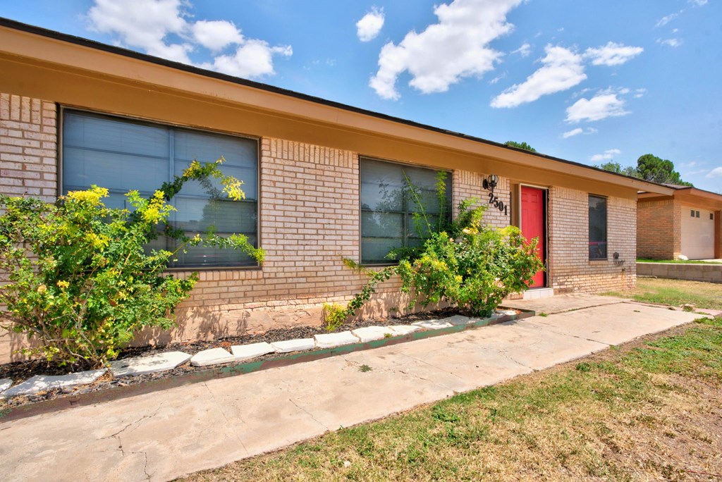 2501 Rebecca Dr Property Photo 4