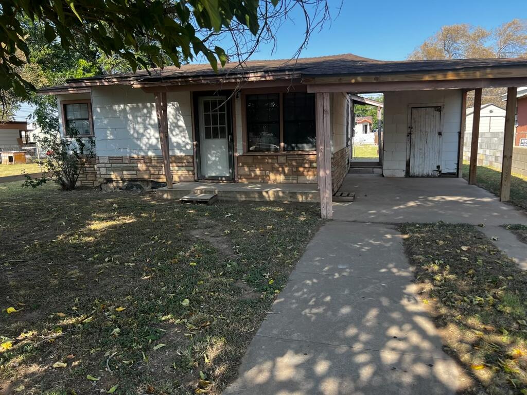 2105 N Tom Green Ave Property Photo 1