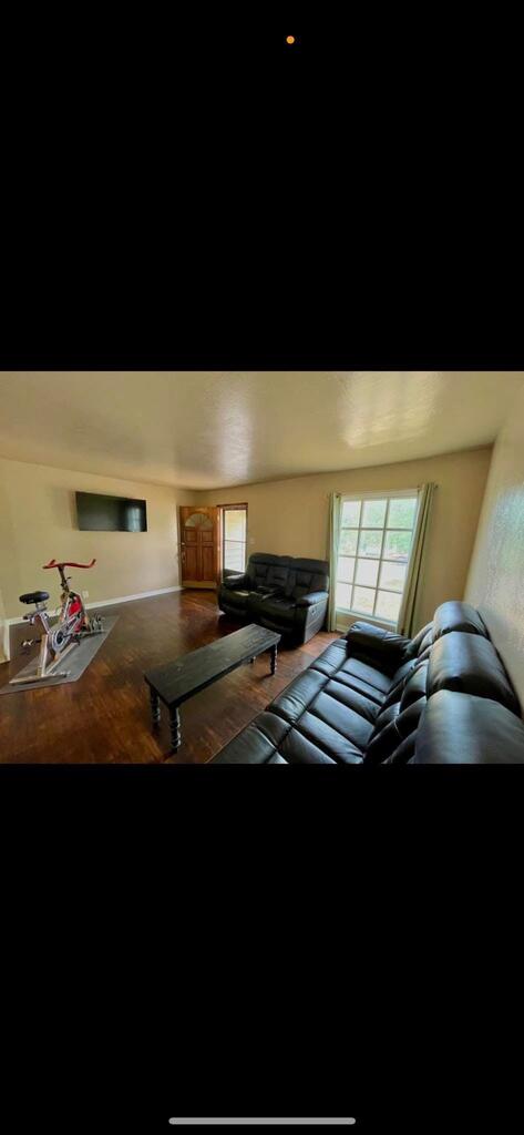 421 Dallas St Property Photo 5