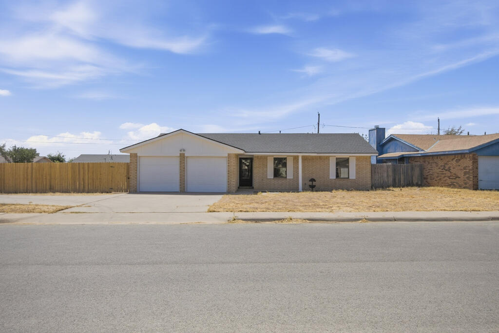 1720 E Pine Ave Property Photo 1
