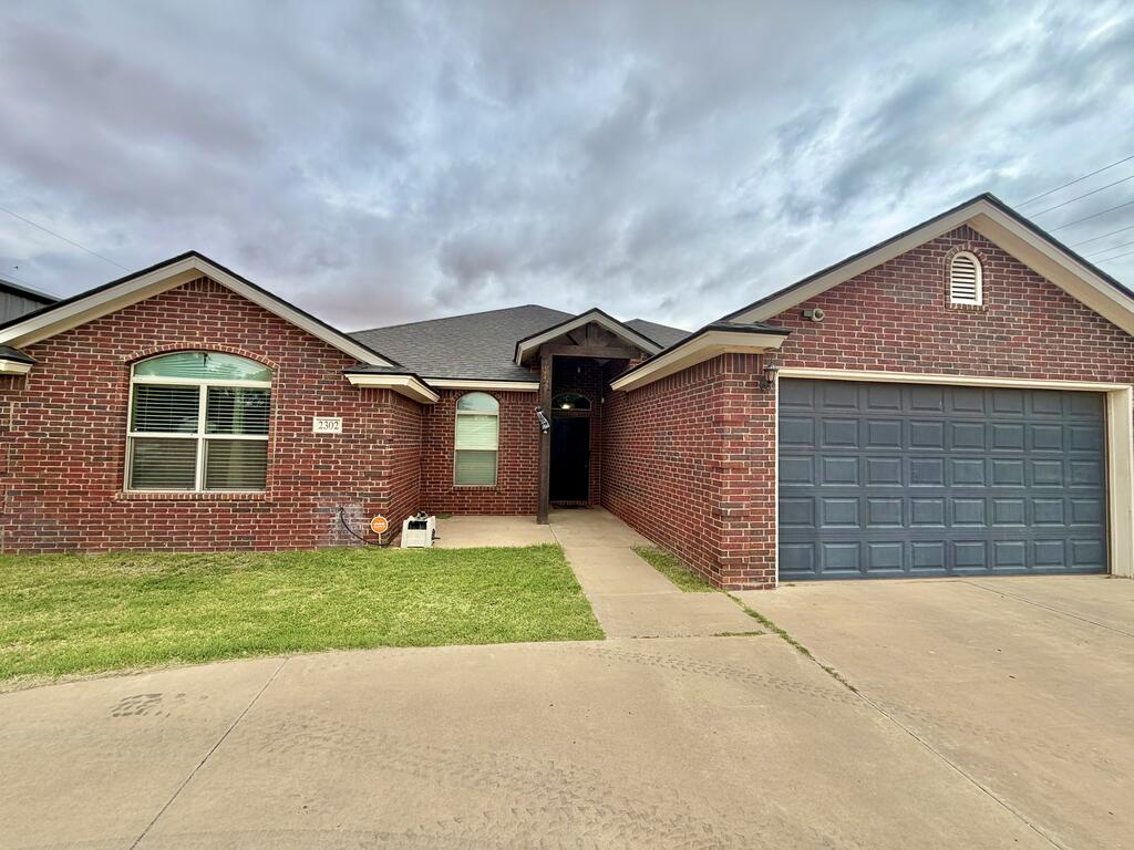 2302 Highland Dr Property Photo 1