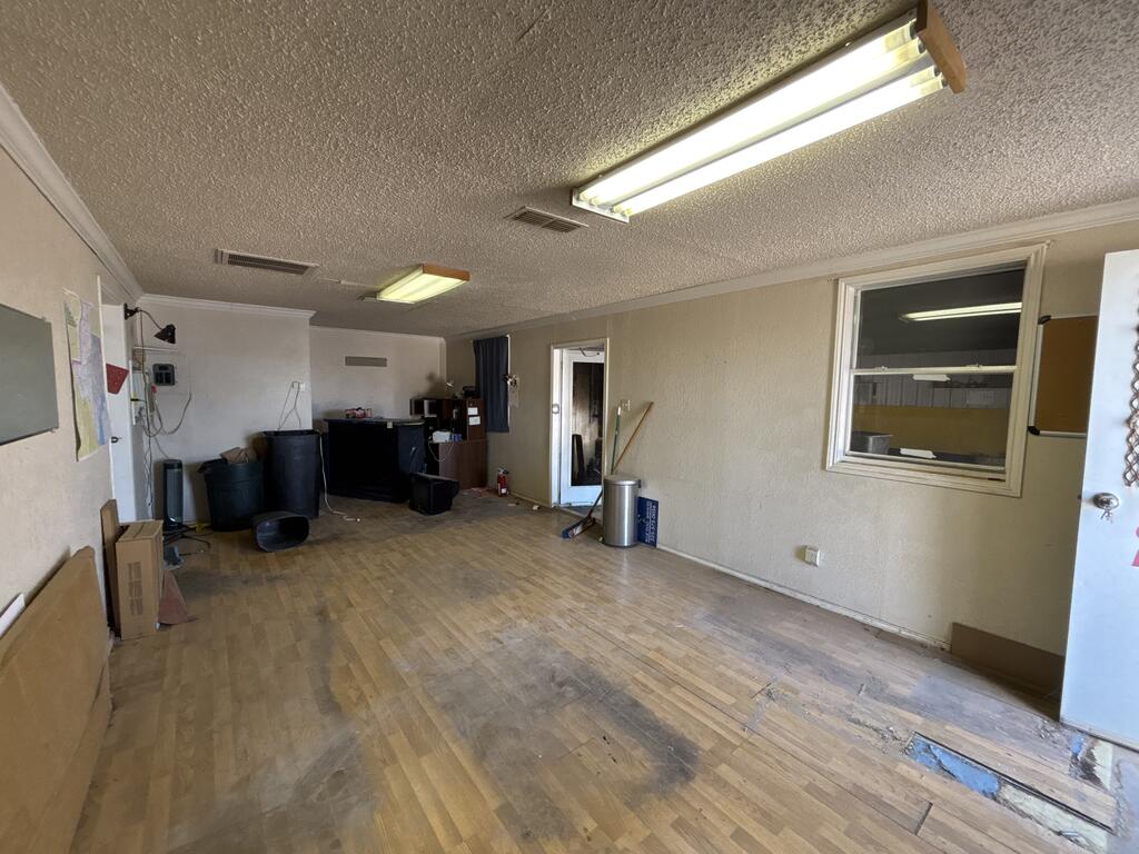 417 27th St Property Photo 2