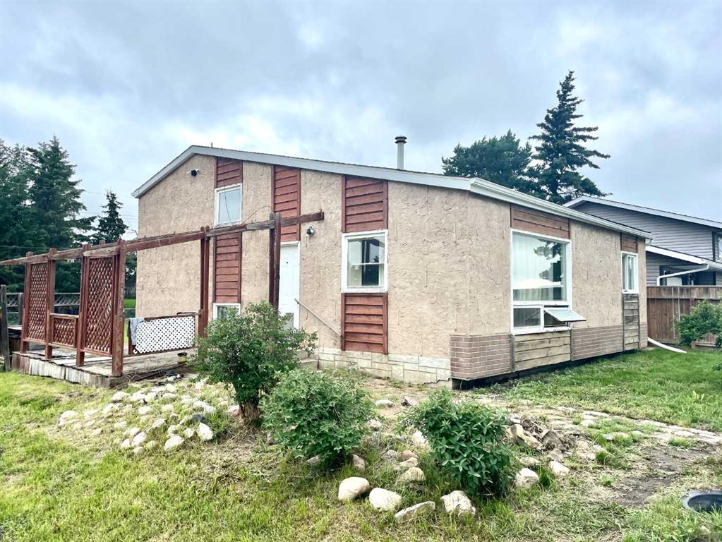5044 50 Street Property Photo
