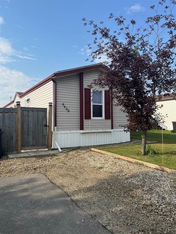 9609 101 Avenue Property Photo 1