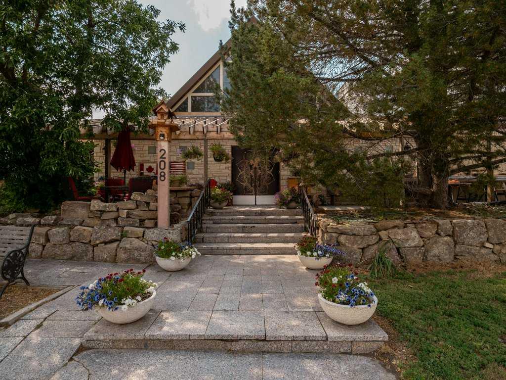 208 3 Street Property Photo