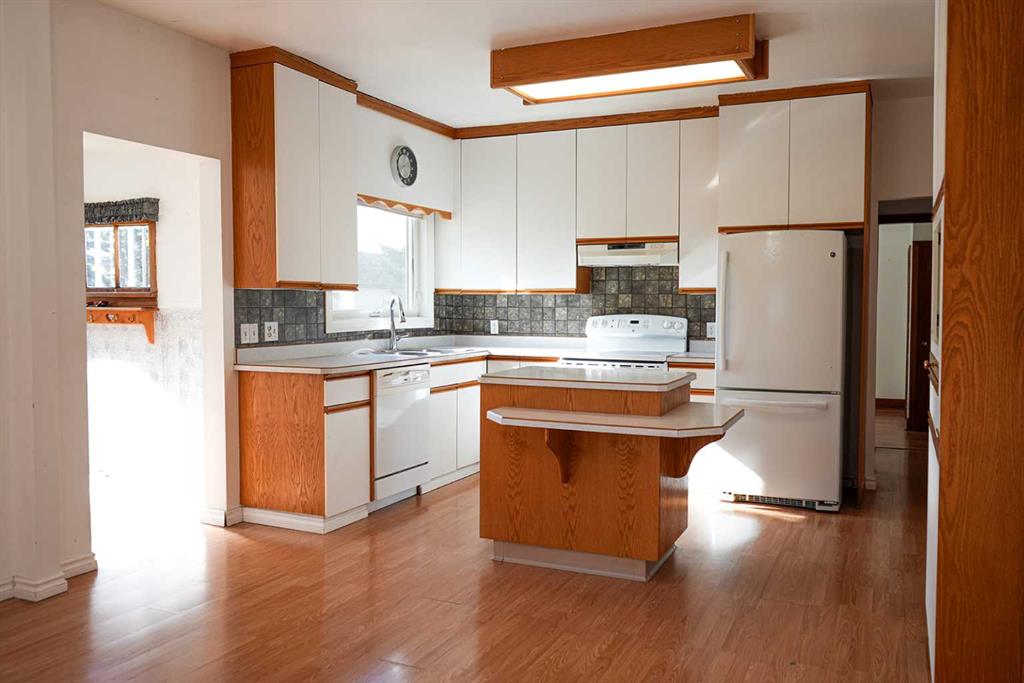 5139 52 Avenue Property Photo 5