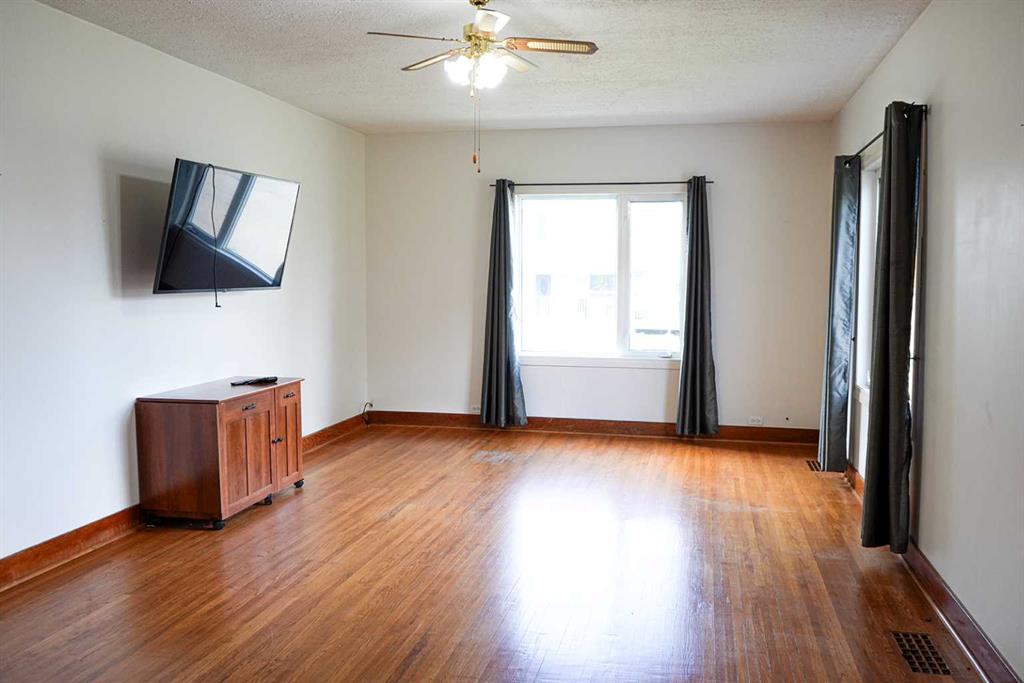 5139 52 Avenue Property Photo 8
