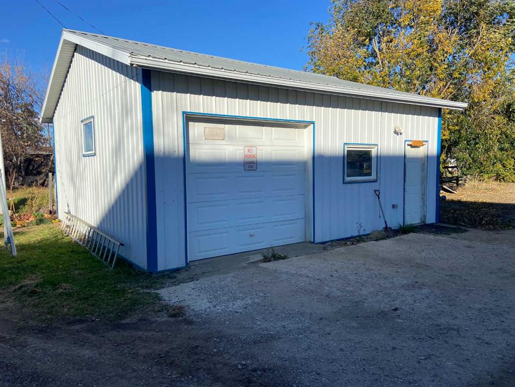 1112 15 Street Property Photo 3