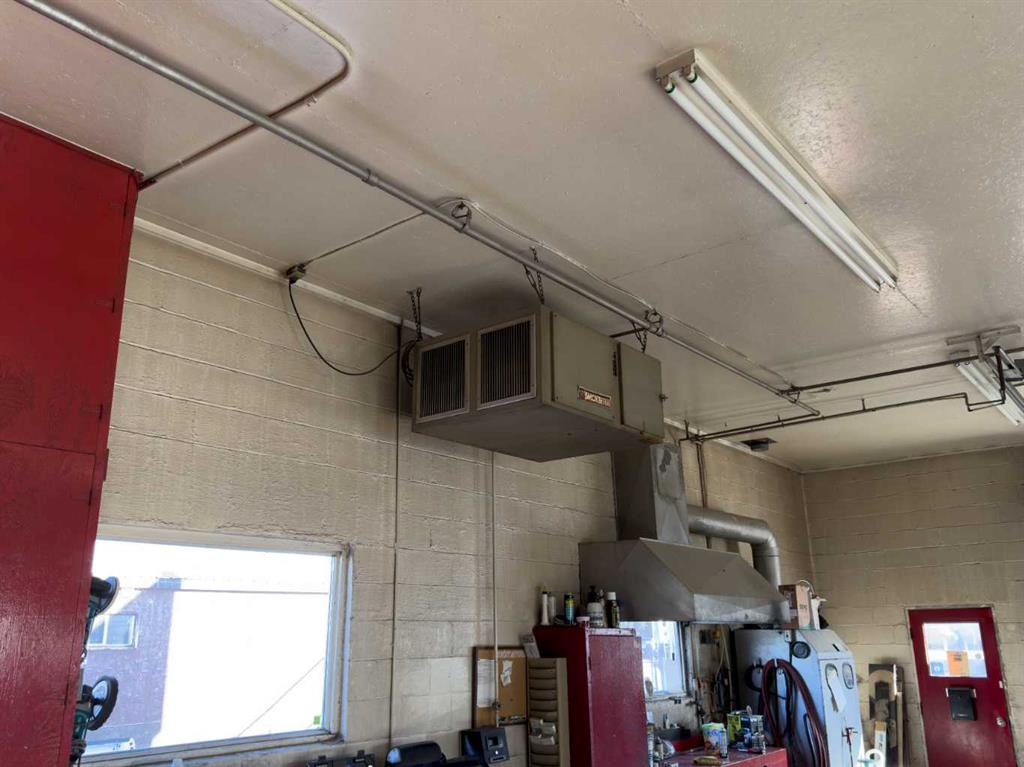 5020 49 Street Property Photo 14
