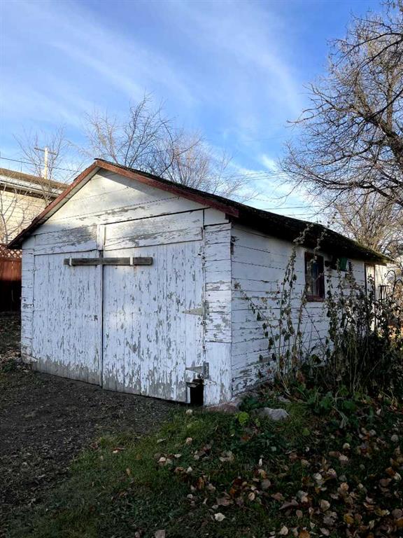5123 50 Street Property Photo 3