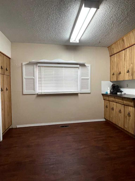 5123 50 Street Property Photo 11