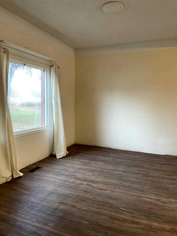 5123 50 Street Property Photo 14