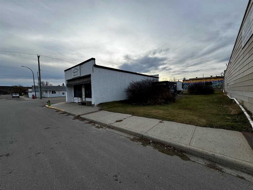 402 Caradoc Ave Property Photo 3