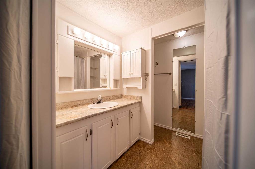 5032 49 Avenue Property Photo 2