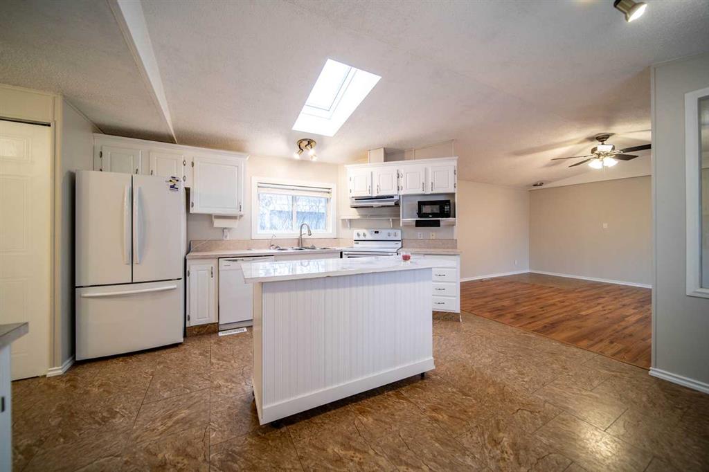 5032 49 Avenue Property Photo 3