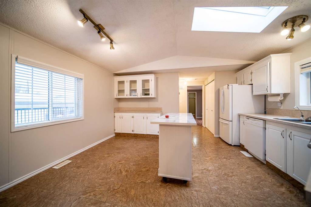 5032 49 Avenue Property Photo 4
