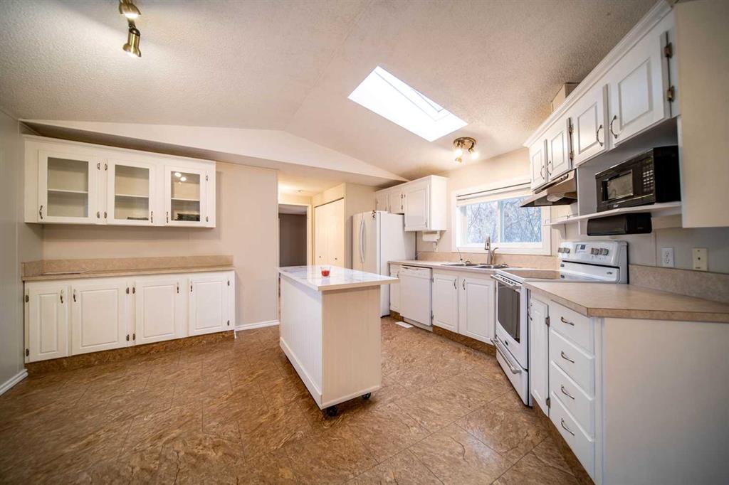 5032 49 Avenue Property Photo 5