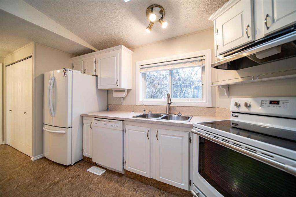5032 49 Avenue Property Photo 6