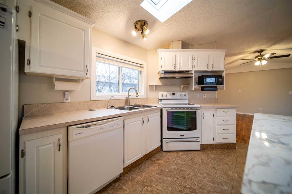 5032 49 Avenue Property Photo 7