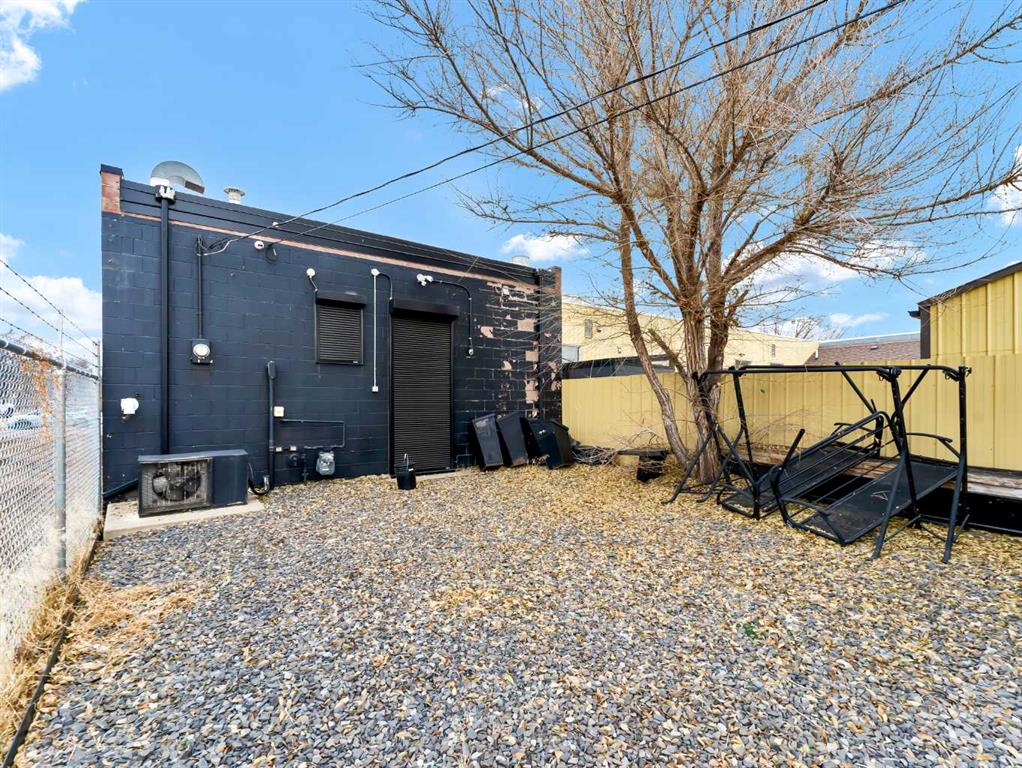 745 2 Street Property Photo 3