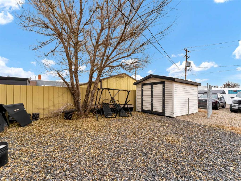 745 2 Street Property Photo 4