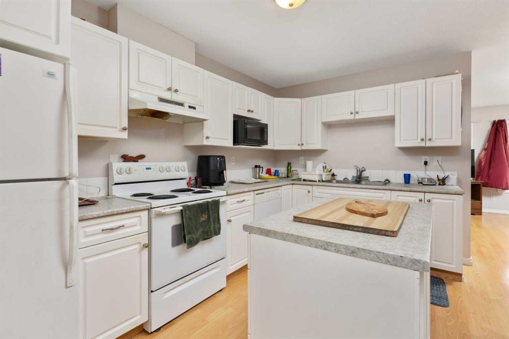 5121 50 Street Property Photo 2