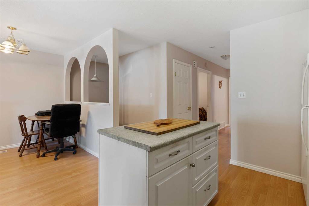 5121 50 Street Property Photo 3