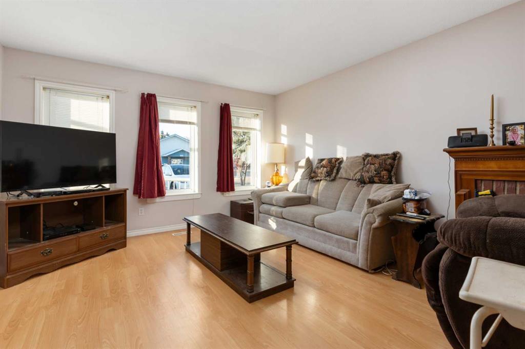 5121 50 Street Property Photo 6