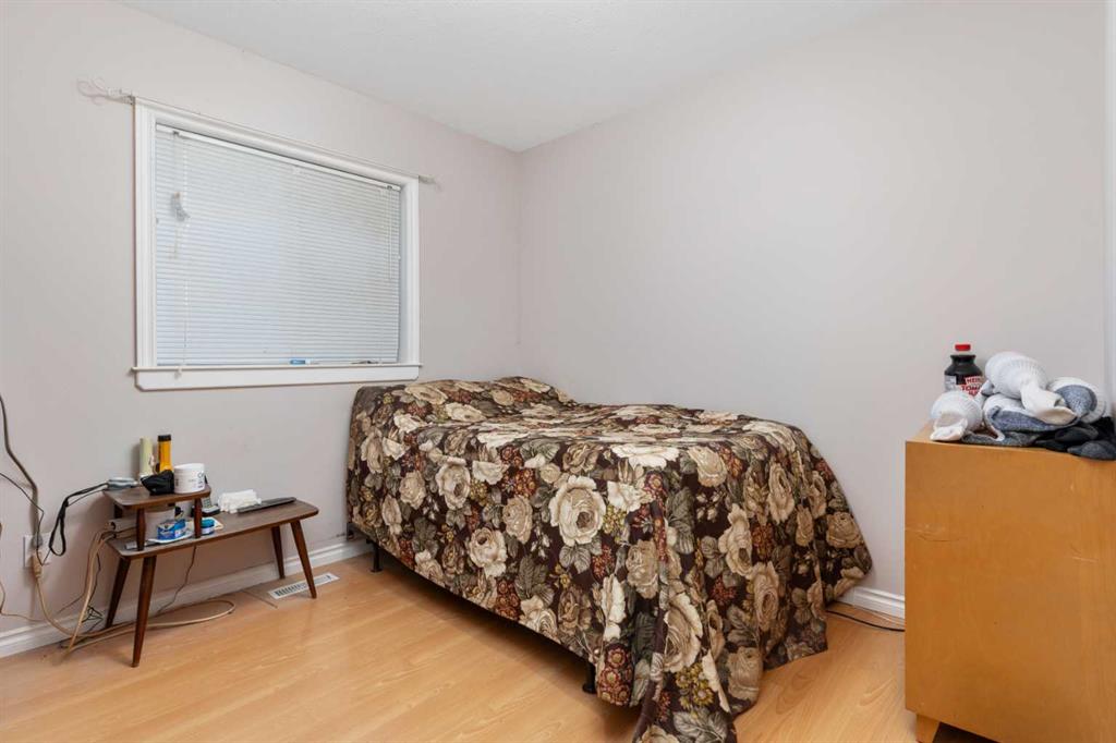 5121 50 Street Property Photo 9