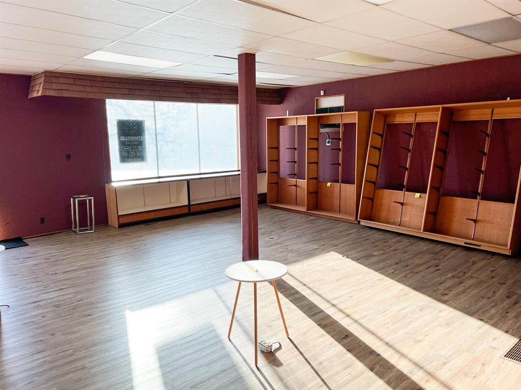 5011 50 Avenue Property Photo 5