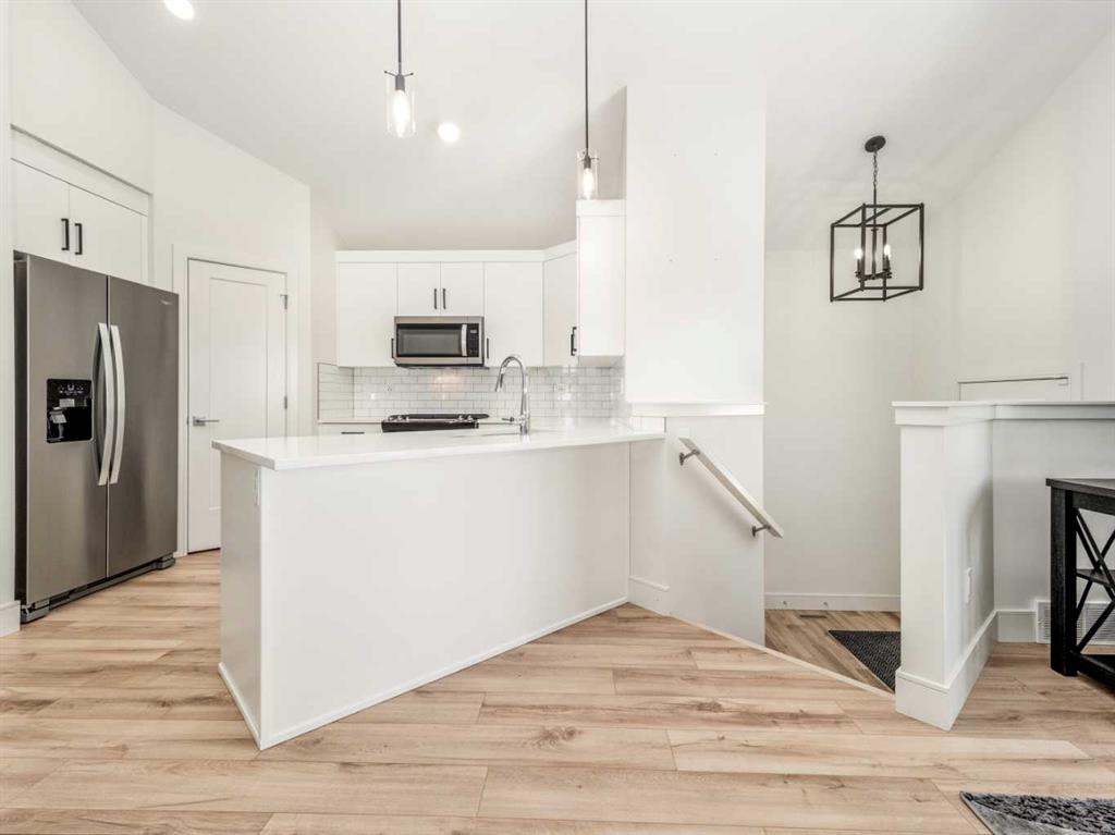 2506 46 Street Property Photo 4