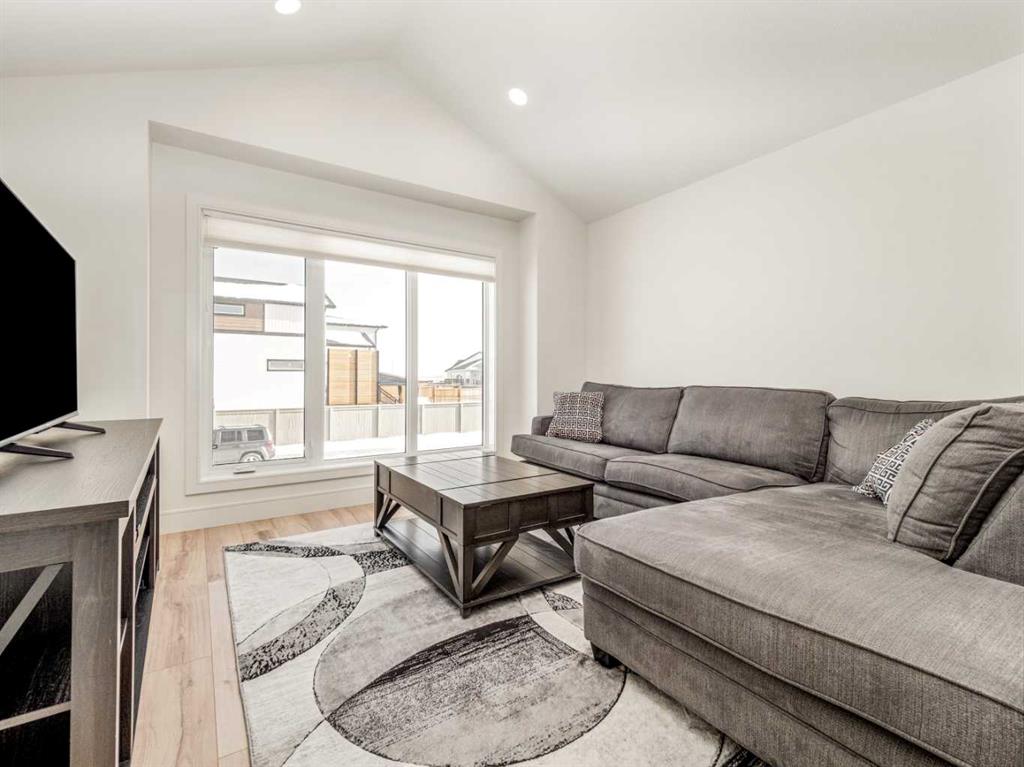 2506 46 Street Property Photo 5
