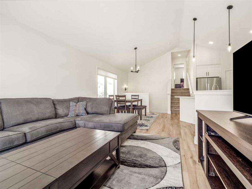 2506 46 Street Property Photo 9