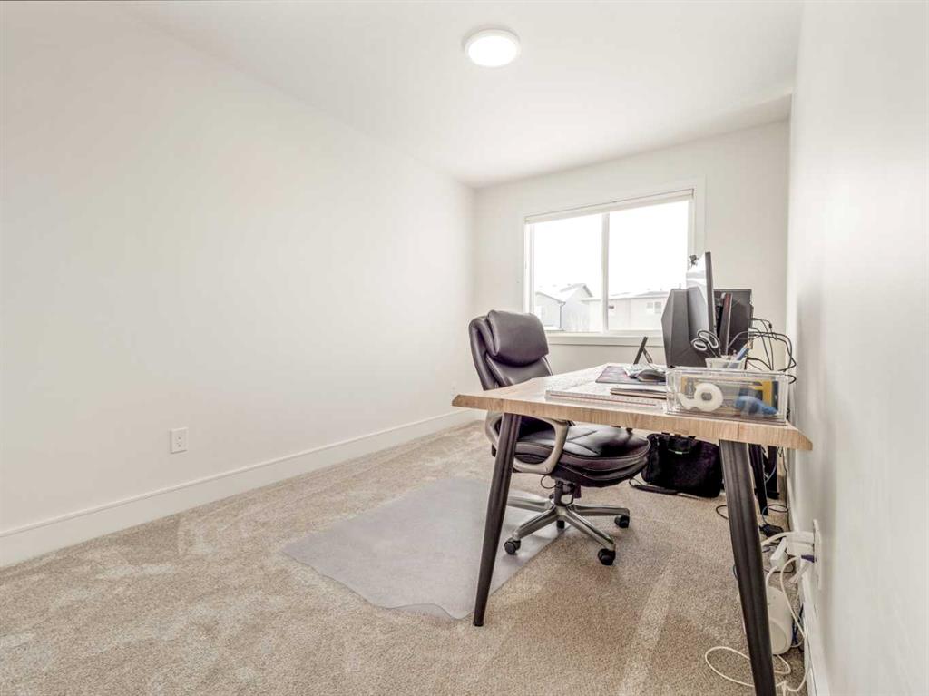 2506 46 Street Property Photo 20