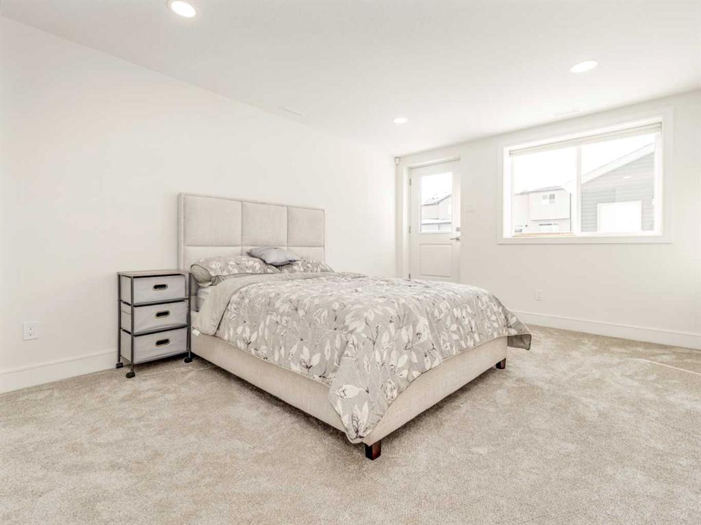 2506 46 Street Property Photo 25