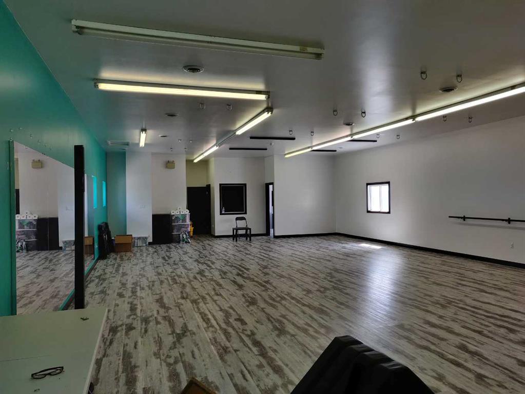 419 50 Street 2nd Floor Property Photo