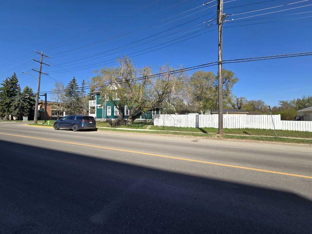 4641 49 Street Property Photo 4