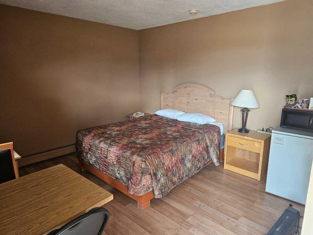 4807 48 Street Property Photo 5
