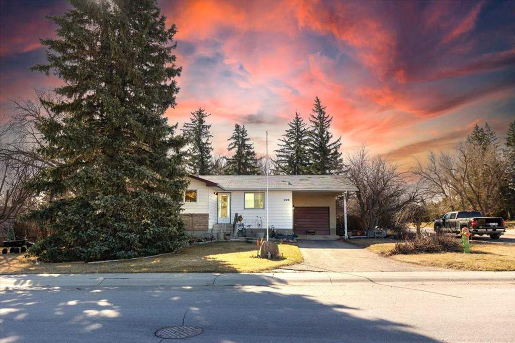 228 2 Street Property Photo