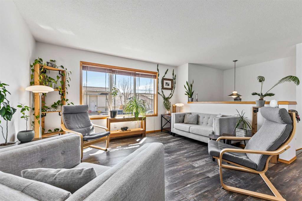 1507 Strathcona Close Property Photo