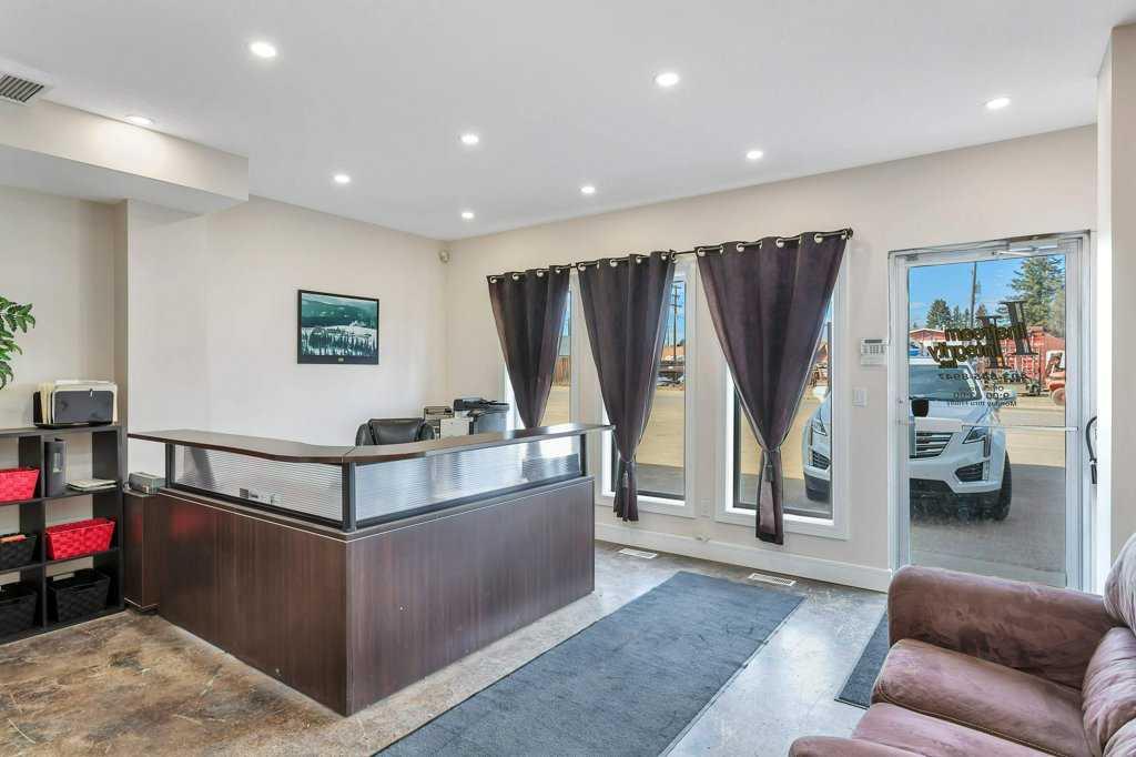 4911 50 Avenue Property Photo 3