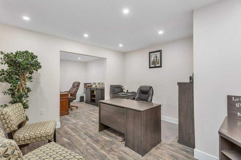 4907 And 4911 50 Avenue Property Photo 14