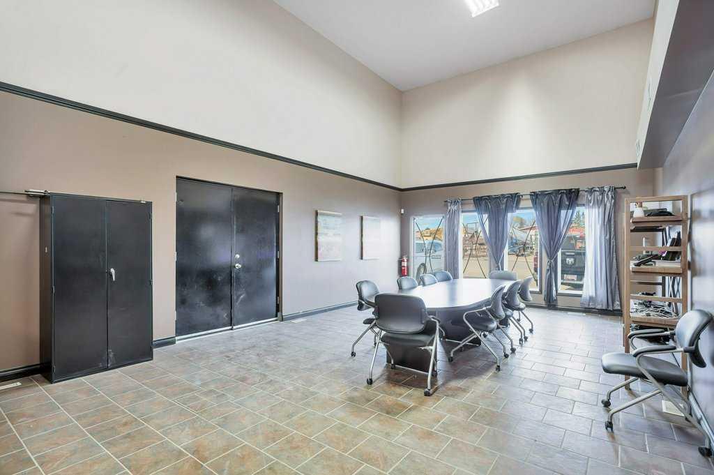 4907 And 4911 50 Avenue Property Photo 26