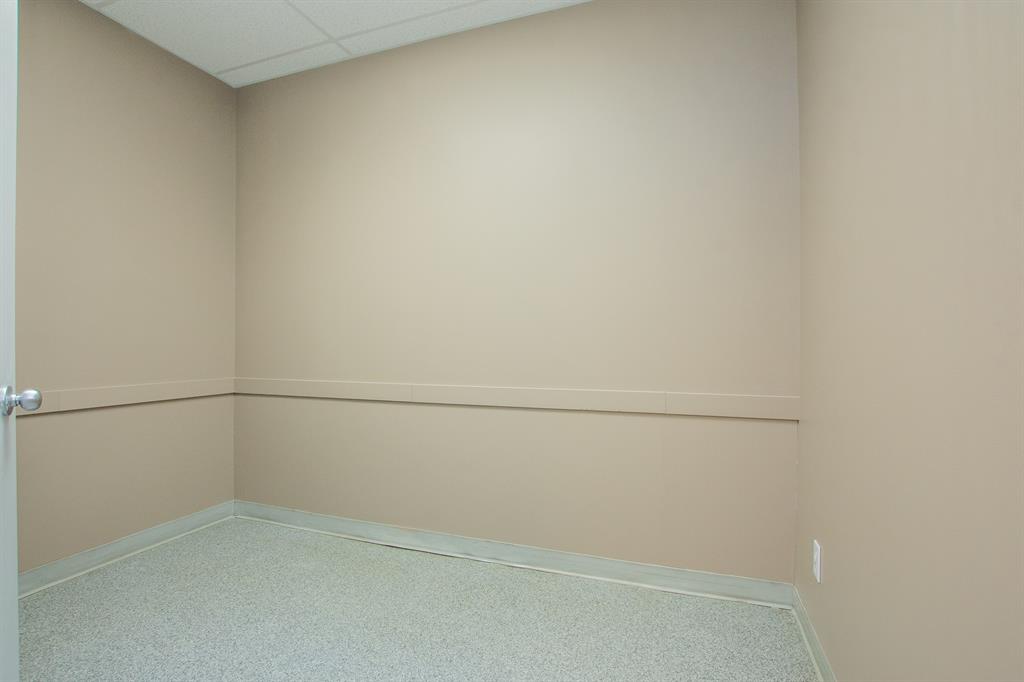 9805 97 Street 102 Property Photo 9