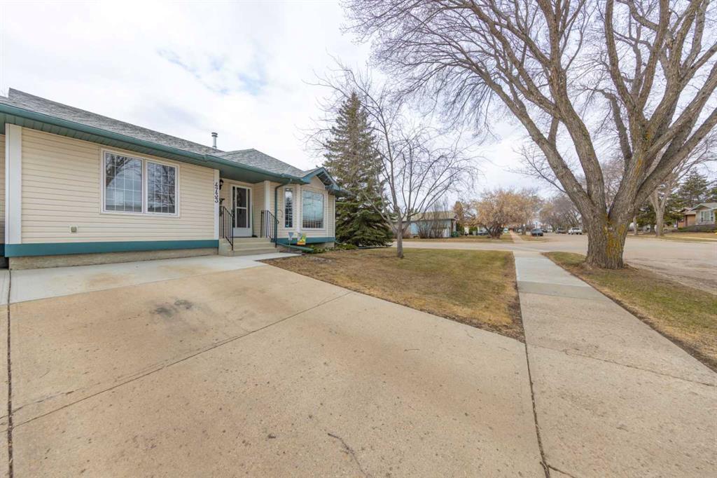 4733 47 Street Property Photo