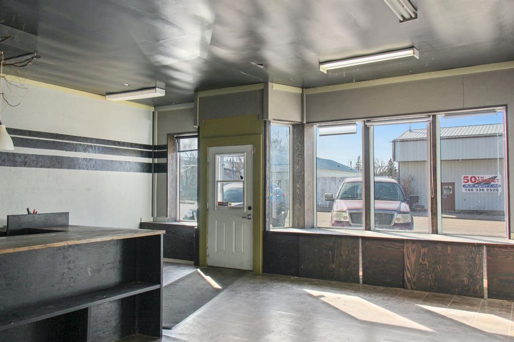 5213 50 Street Property Photo 3