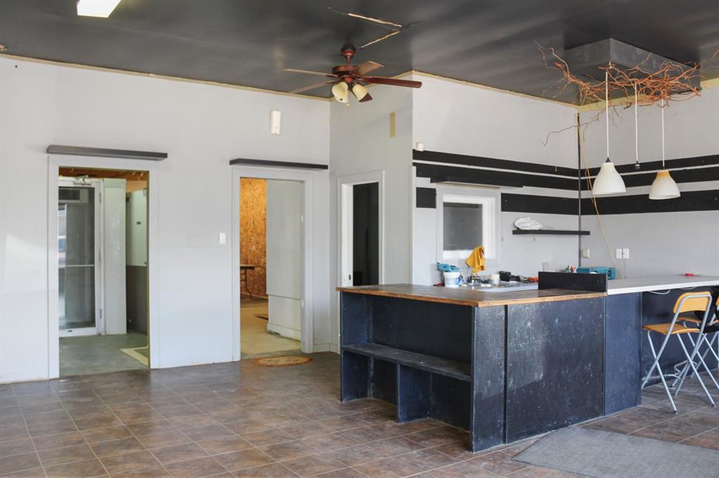 5213 50 Street Property Photo 4
