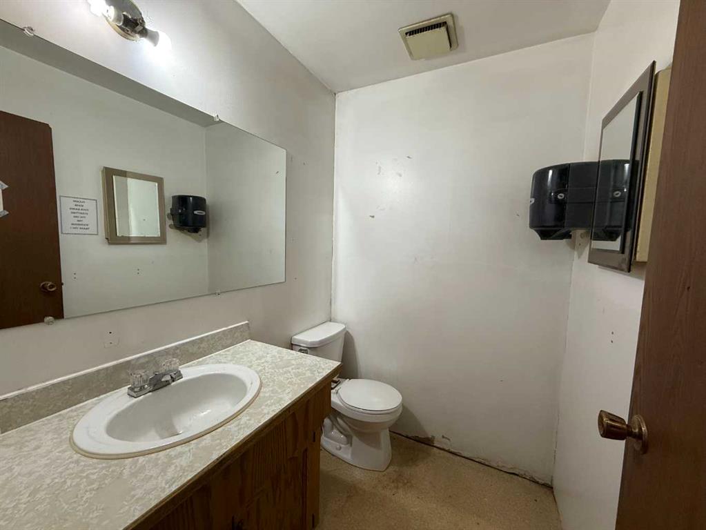 5008 46 Ave Property Photo 5