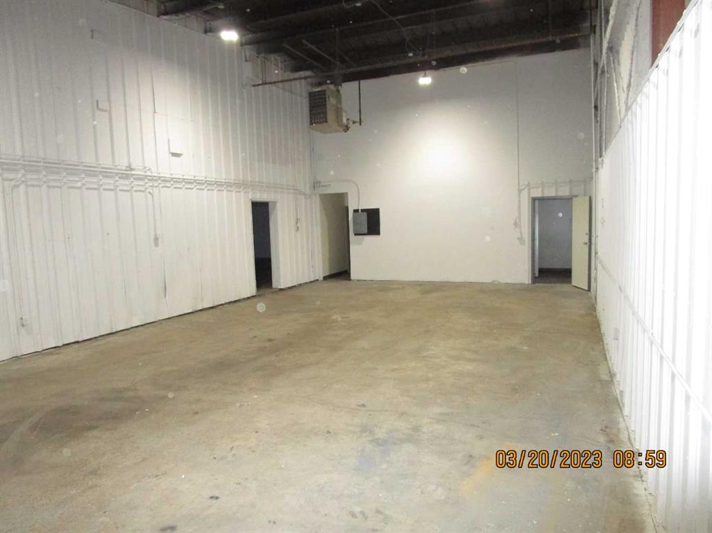 11037/43 92 Avenue Property Photo 14